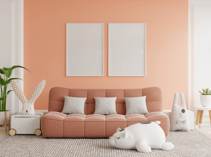 Sala de estar com parede na cor do ano Peach Fuzz