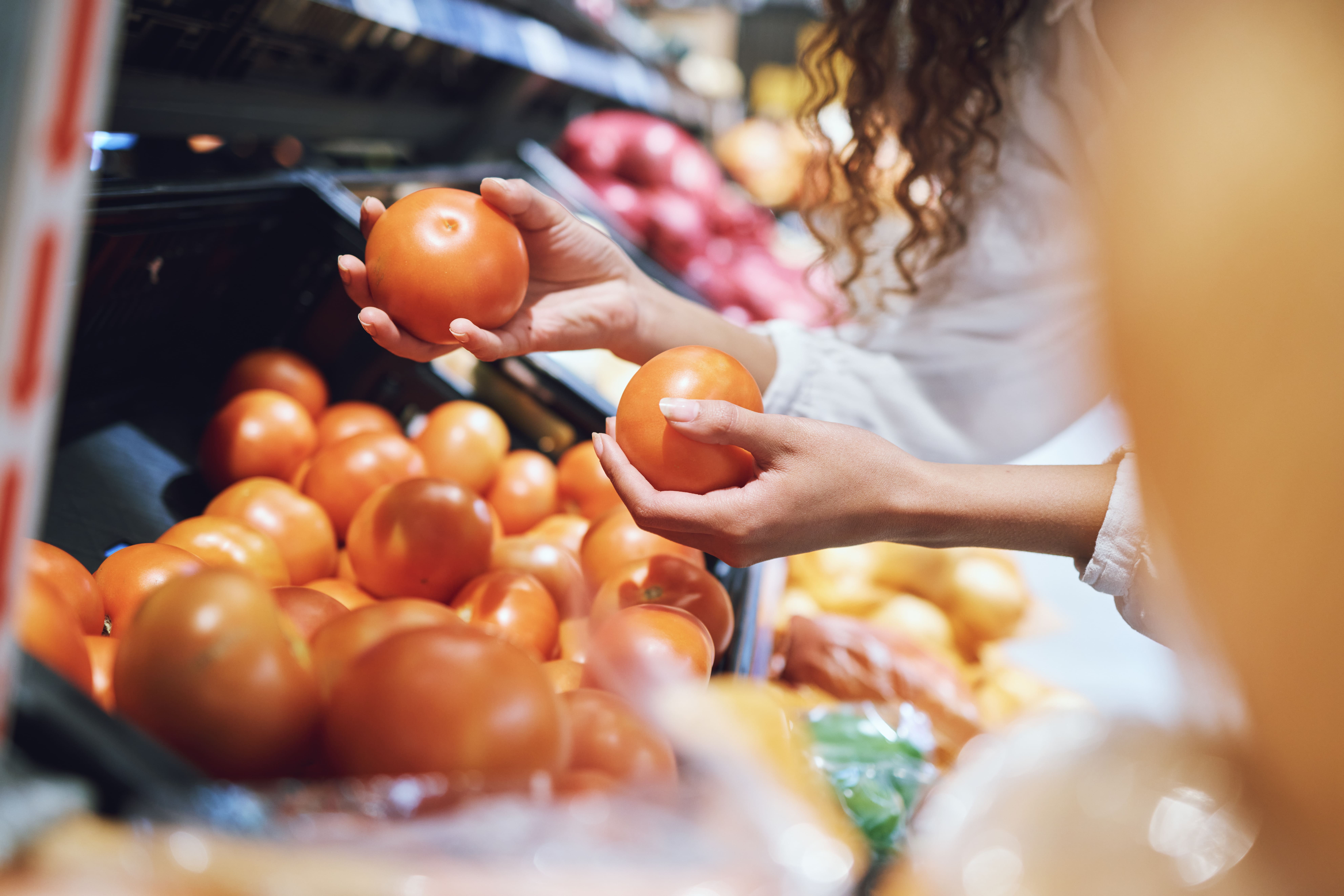 Compra de alimentos, mercado de vegetais e escolha saudável do cliente em supermercados orgânicos.