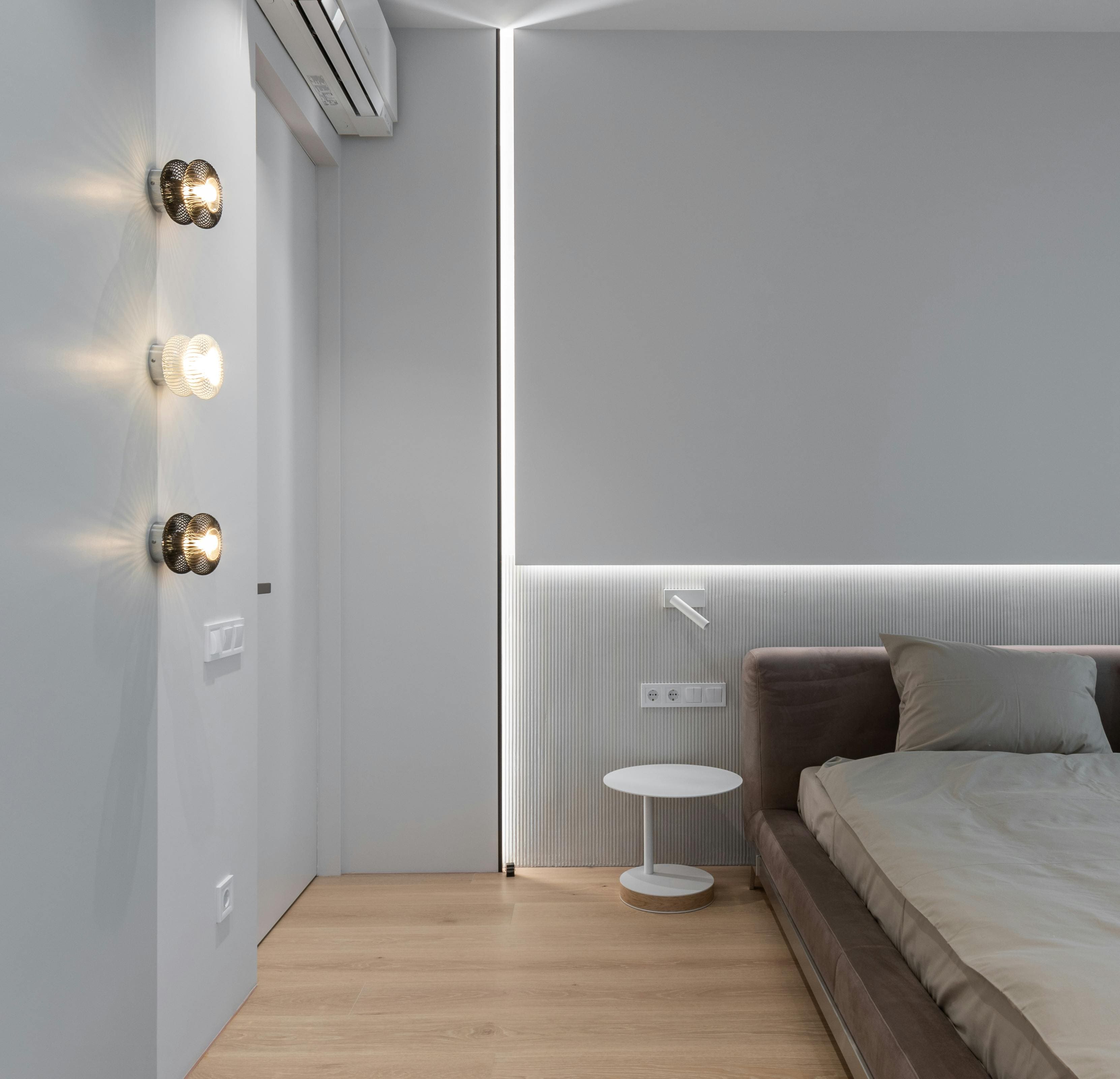 Exemplo de quarto minimalista, seguindo o quiet luxury