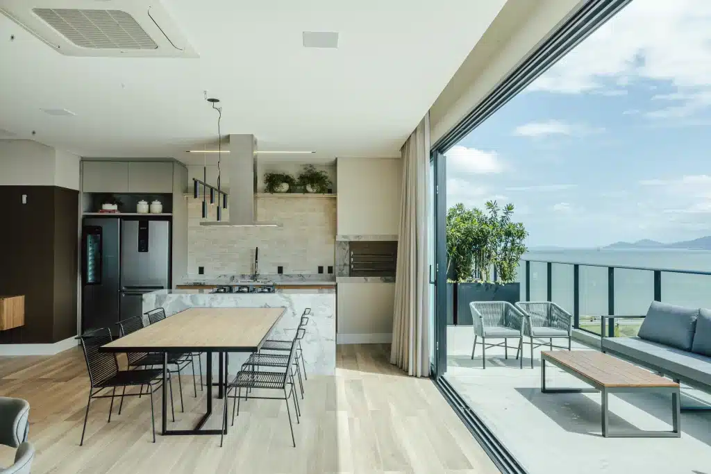 Salão gourmet do Solo Blvd. com vista