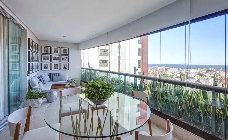 Fechar sacada com vidro: regras e possibilidade de valorização